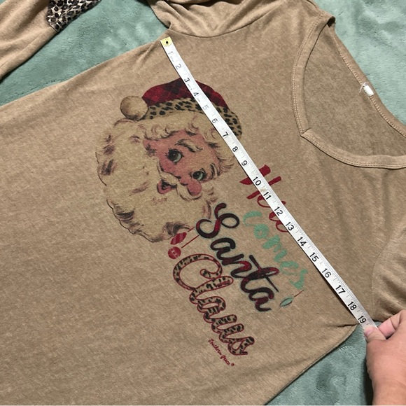 SOLD Southern Grace Women’s  *M Christmas Tunic Tee Leopard Elbows Santa Retro - Picture 8 of 9